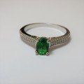 Sterling silver ring with green centre stone and small clear stones - Size 9/R/59 - 3,1 g