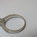 Sterling silver ring with green centre stone and small clear stones - Size 9/R/59 - 3,1 g