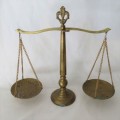 Vintage brass balancing scale - Height 41 cm