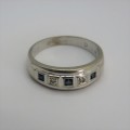9kt white gold ring with sapphires and diamonds - Weighs 3,0 g - Size Q