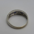 9kt white gold ring with sapphires and diamonds - Weighs 3,0 g - Size Q