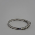 Pair of 9ct white gold accompanying rings/bands with about 15 diamonds each - Very well made