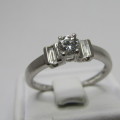 Platinum diamond ring with round diamond of 0.31ct and 2 baguette diamonds of 0.14ct - weighs 4.4g