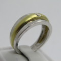 18kt White and Yellow gold ring with 0.15ct diamond - weighs 7.3g - P/8