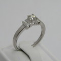 Platinum diamond ring with round diamond of 0.31ct and 2 baguette diamonds of 0.14ct - weighs 4.4g