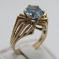 9kt Gold ring with blue Topaz - weighs 4.7g - size O/7