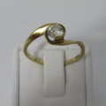 9kt gold ring with cubic zirconia - weighs 1.8g - size P/8