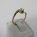 9kt gold ring with cubic zirconia - weighs 1.8g - size P/8