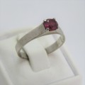18 kt white gold ring with ruby - Weighs 2,6 g - Size L 1/2