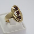 9kt Gold ring with red stones - Weighs 4,7 g - Size P