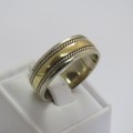 9kt White and Yellow gold wedding band - Weighs 5,0 g - Size R