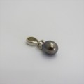 18kt White gold pearl pendant with small diamond - Weighs 1,0 g