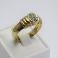 9kt gold ring with 4 small diamonds - Weight 3,5 g - Size O