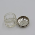 Small glass container with sterling silver hallmarked lid - Total weight 24,2 g