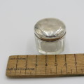 Small glass container with sterling silver hallmarked lid - Total weight 24,2 g