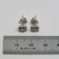 9kt white gold earrings with Cubic Zirconias - Weighs 1,5 grams