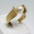 9kt Gold ring with pearl - Weighs 5,0 g - Size L