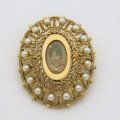 Antique 8ct Gold brooch with portrait and small pearls - Weighs 8,1 grams