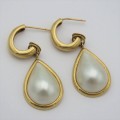9kt Gold Mabe Pearl earrings - Weighs 7,3 g