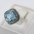 9kt white gold ring with Aquamarine and small diamonds - Weighs 3,0 g - Size O 1/2