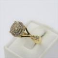 9kt Yellow gold diamond ring with 53 diamonds - Weighs 3,0 g - Size N