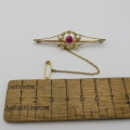 15kt Gold brooch with Ruby and diamonds - Weighs 4,3 g