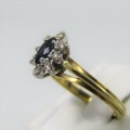 18kt Yellow Gold Sapphire ring with 8 small diamonds - weighs 3,9g - Size L
