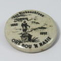 1952-1952 Van Riebeeck fees - Ons bou n Nasie pin badge