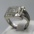 18kt Gold ring with 3 Baquette diamonds and 14 side diamonds - total of about 2ct - weighs 8,3g
