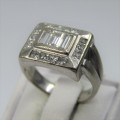 18kt Gold ring with 3 Baquette diamonds and 14 side diamonds - total of about 2ct - weighs 8,3g