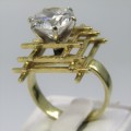 18kt Gold ring with square top and Zirconia - weighs 9,5g - size N