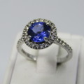 18kt White Gold ring with 34 diamonds and 1,5 carat Iolite - size J - beautiful ring
