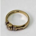 9Kt gold ring with 13 point centre diamond and 10 baguette diamond - Size P 1/2- 4g