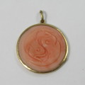 9kt Gold pendant with coral insert