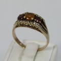 9kt Gold ring with Amethyst, yellow stone surrounded by Diamonds - weighs 3,6g - Size Q
