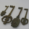 Lot o 4 large brass keys
