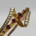 9kt Gold bangle with 20 seed pearls and red simulants - Weight 6,9 g