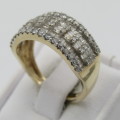 9kt Yellow gold diamond ring with 52 round and 66 baguette diamonds