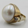 9kt Gold ring with Mabe pearl and diamond - weight 10 grams