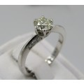 18kt White gold diamond ring with 0,70ct diamond and 6 smaller diamonds