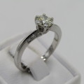 18kt White gold diamond ring with 0,70ct diamond and 6 smaller diamonds