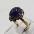 9kt Gold ring with Amethyst cabochon - weighs 4,2 grams - Size P