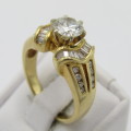 18kt Yellow Gold diamond ring with 0,85ct centre diamond