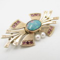 9kt Gold brooch with opal and small rubies - weighs 5,4g