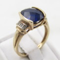 9kt Yellow gold ring with small diamonds and blue stone - test as sapphire - weighs 3,8g - Size N
