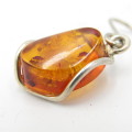 Pair of sterling silver and amber earrings - Weight 3,6g