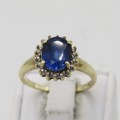 9kt Yellow gold ring with Sapphire - weighs 3,1g - size O