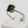 18kt White gold ring with dark green stone - weighs 3,0g - size P