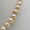 String of artificial pearls with gold color clasp - vintage