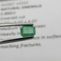 Natural Emerald of 0,88 carat - medium toned green with Gemlab certificate